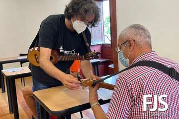 La Casa Condal de Telde  toca el timple/Francisco Javier Santana.